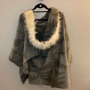 ♦️ NEVER WORN Dylan Faux Fur & Wool Aztec Poncho